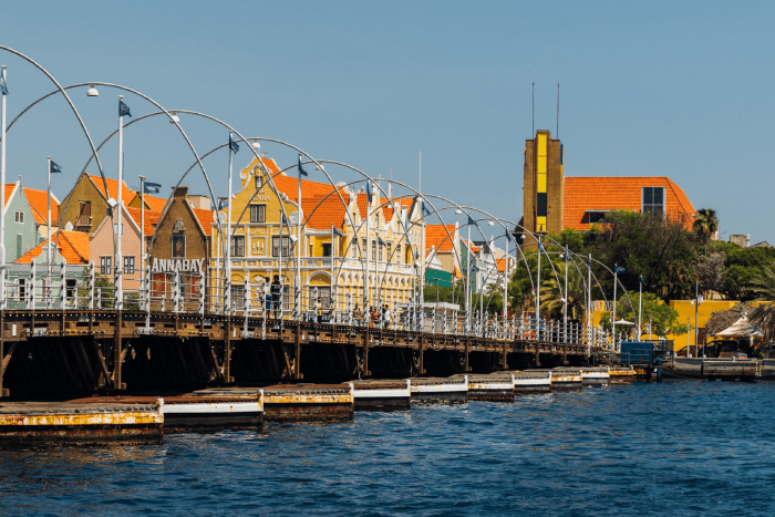 Queen Emma pontoon bridge in Willemstad